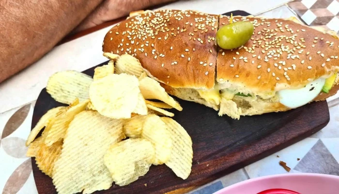 Casa De Te Y Patio Cervecero The House Sandwich De Pollo - La Falda