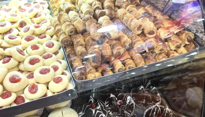 Corradini Panaderia Pasteleria Rotiseria Cafe Al Paso Y Catering Vitrina - Córdoba