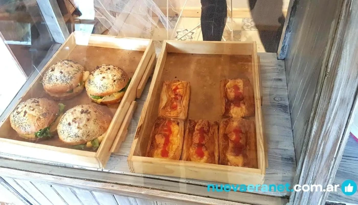 El Obrador Bolson   Pan En Tiempo Real Vitrina - El Bolsón