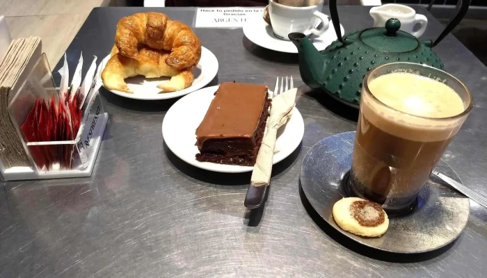 La Argentina -    Confiteria Panaderia Pastel - Cdad. Autónoma de Buenos Aires
