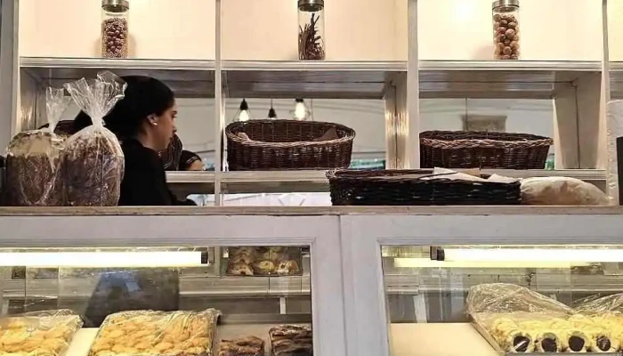 La Nueva Imperial Panaderia Y Confiteria -  Vitrina - Villa Nueva