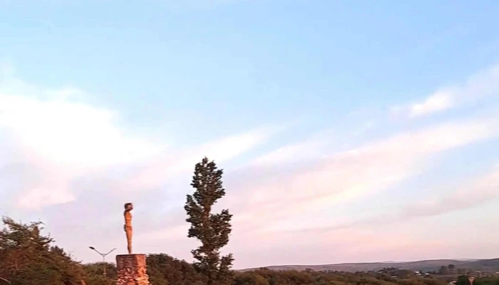 Monumento Al Indio -  Abierto Ahora - Achiras