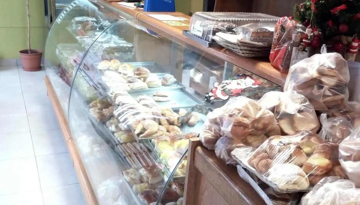 Panaderia La Industrial Papos Casa De Comidas Vitrina - Cmte. Luis Piedrabuena
