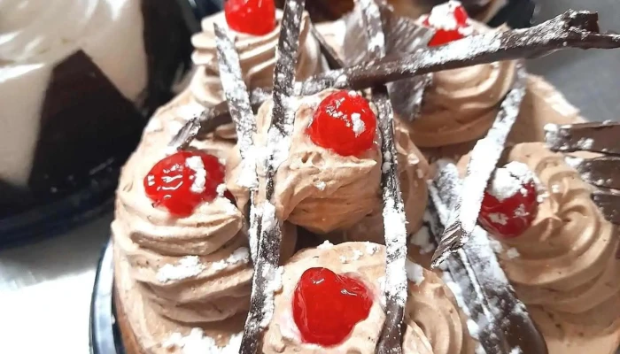 Panaderia Y Confiteria La Familia -  Comida Y Bebida - Sarmiento