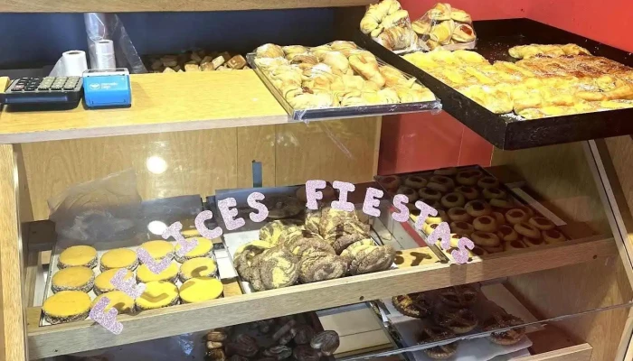 Panaderia Y Confiteria La Familia -  Vitrina - El Calafate