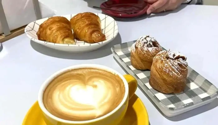Rosetta Cafeteria Y Pasteleria De Autor -  Croissant - El Calafate
