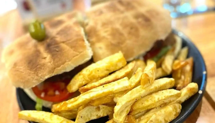 Tu Lugar -    Coffe Brunch   La Falda Sandwich De Pollo - La Falda